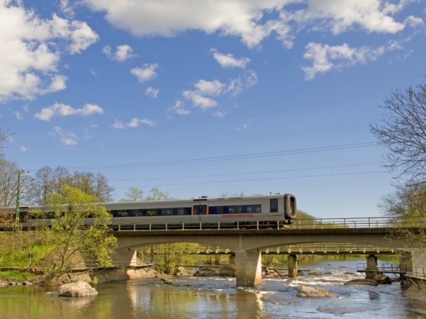 Tåg som åker på en bro över en å